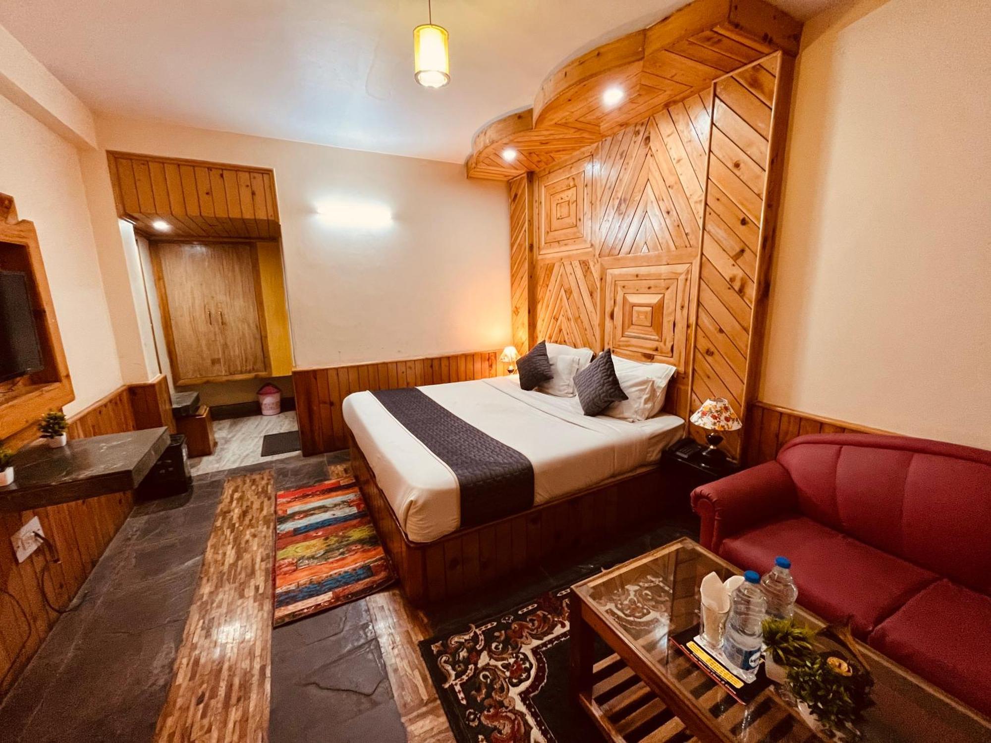 Hotel Hollywood Manali - Scenic River & Mountain View With Premium Rooms Manāli Exterior foto
