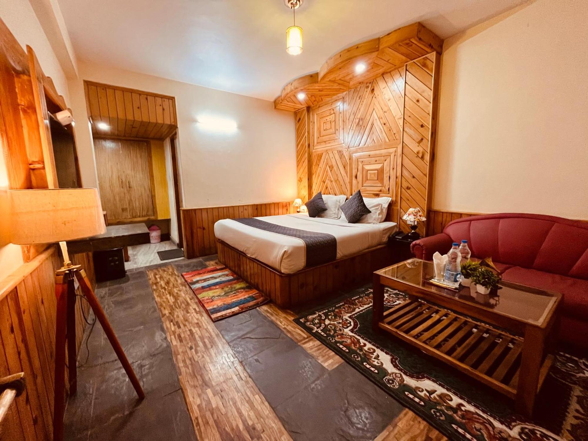 Hotel Hollywood Manali - Scenic River & Mountain View With Premium Rooms Manāli Exterior foto