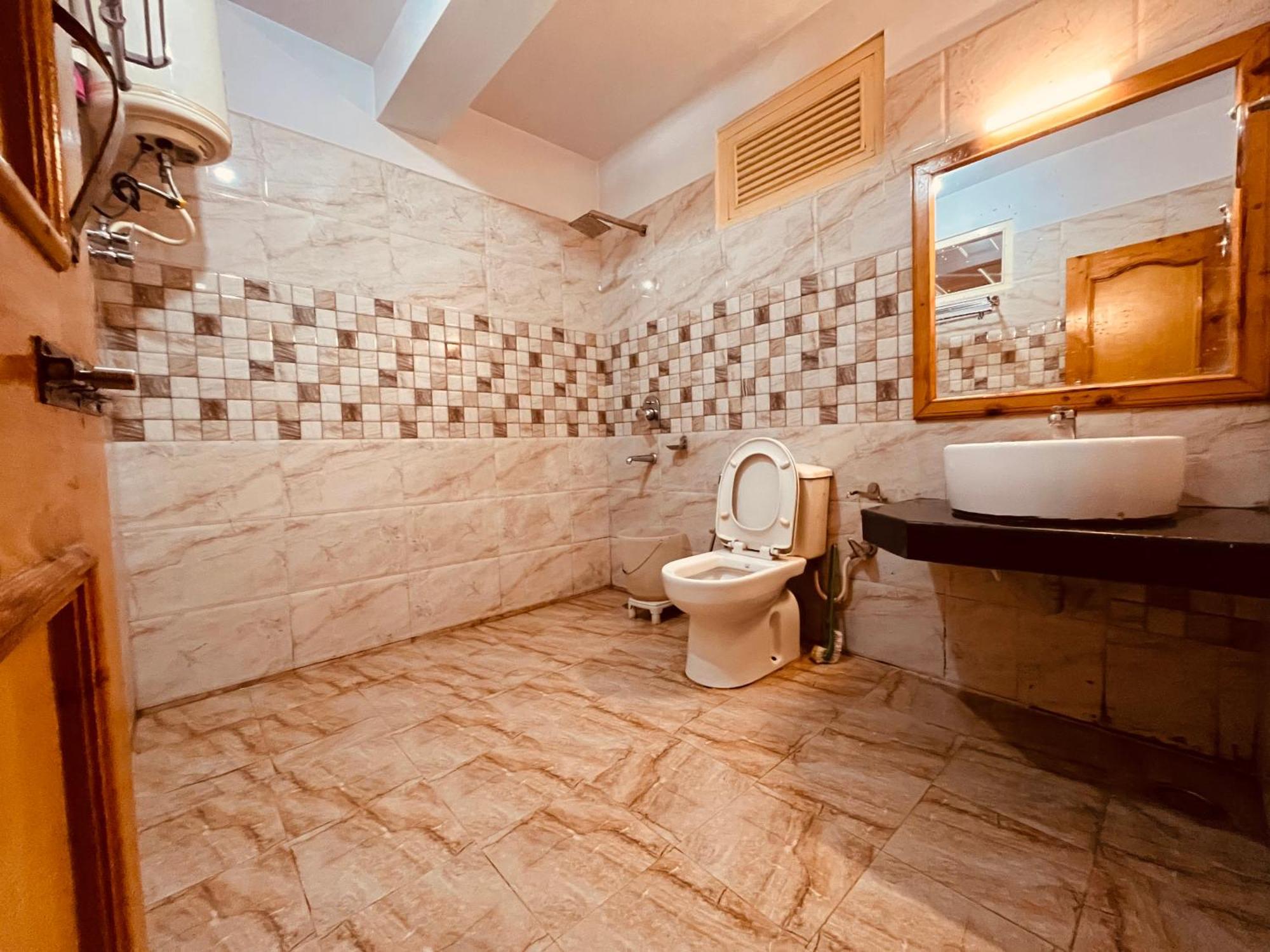 Hotel Hollywood Manali - Scenic River & Mountain View With Premium Rooms Manāli Exterior foto