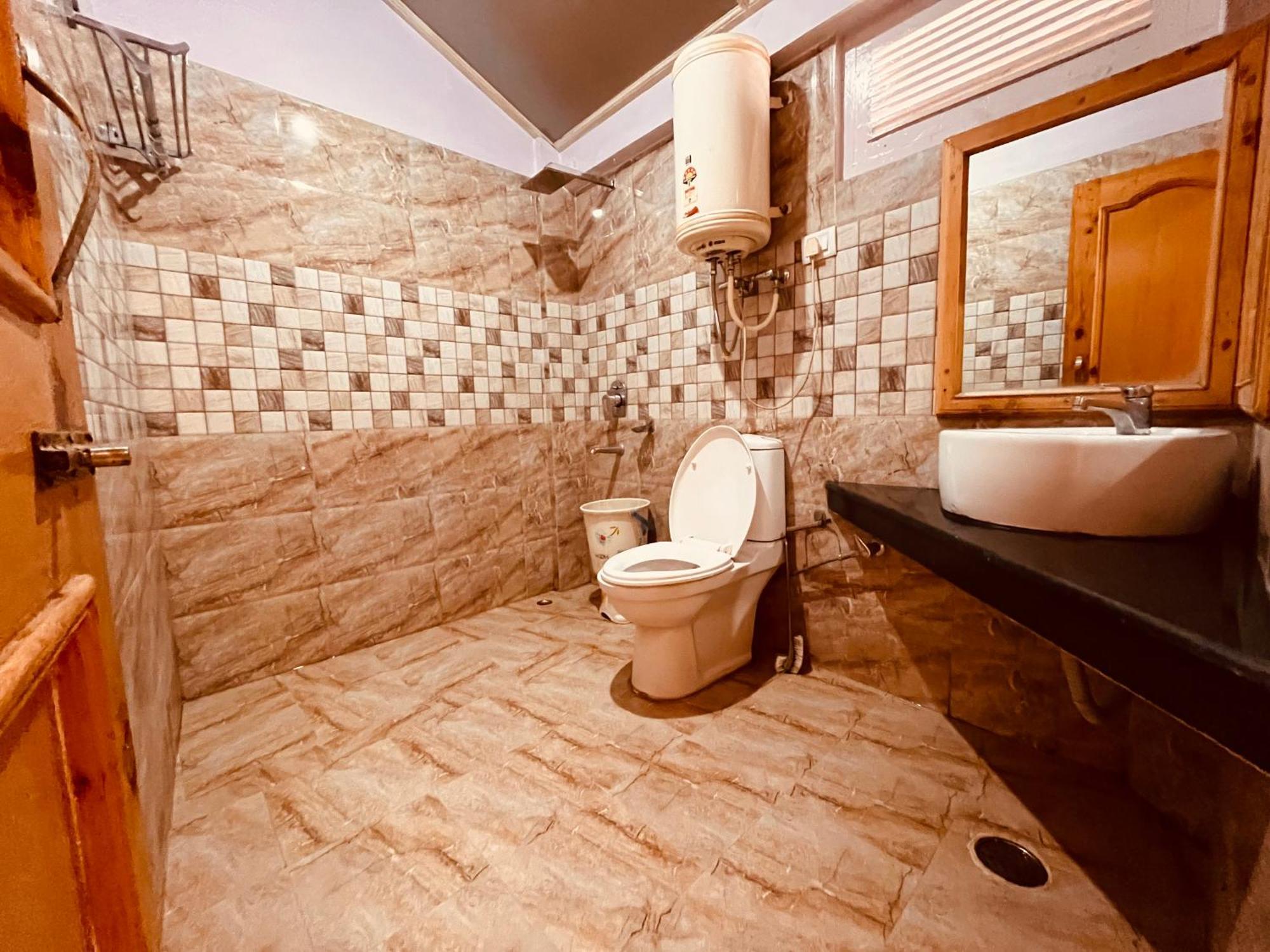 Hotel Hollywood Manali - Scenic River & Mountain View With Premium Rooms Manāli Exterior foto