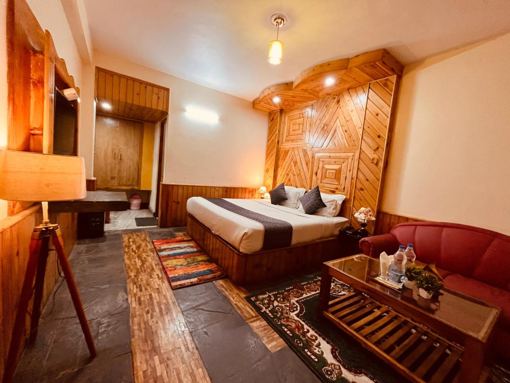 Hotel Hollywood Manali - Scenic River & Mountain View With Premium Rooms Manāli Exterior foto